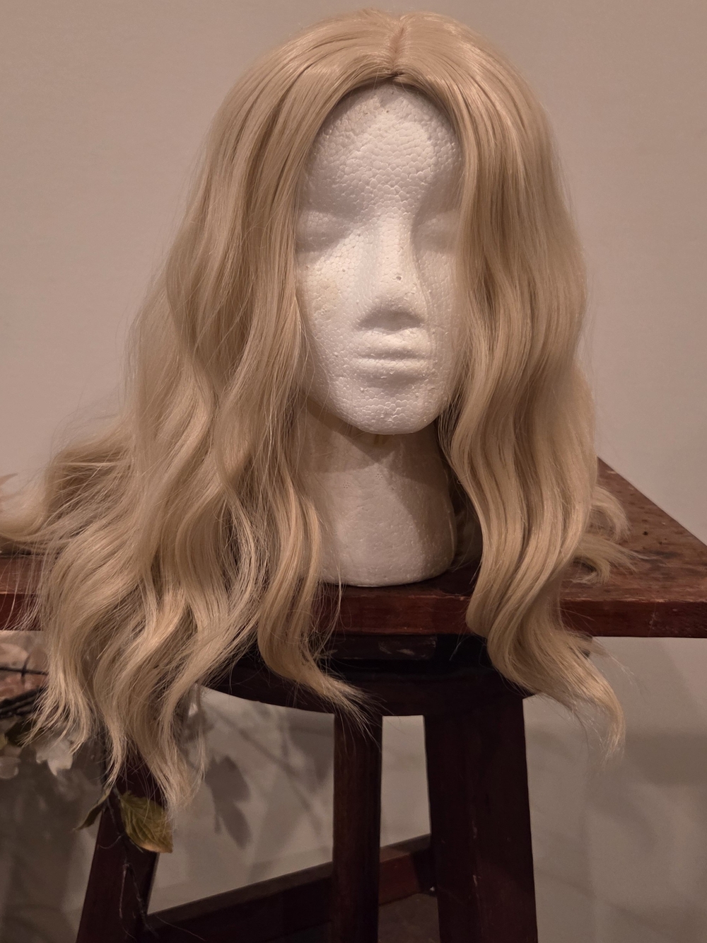 Blonde Wavy Women's Wig - Natural Light Blonde